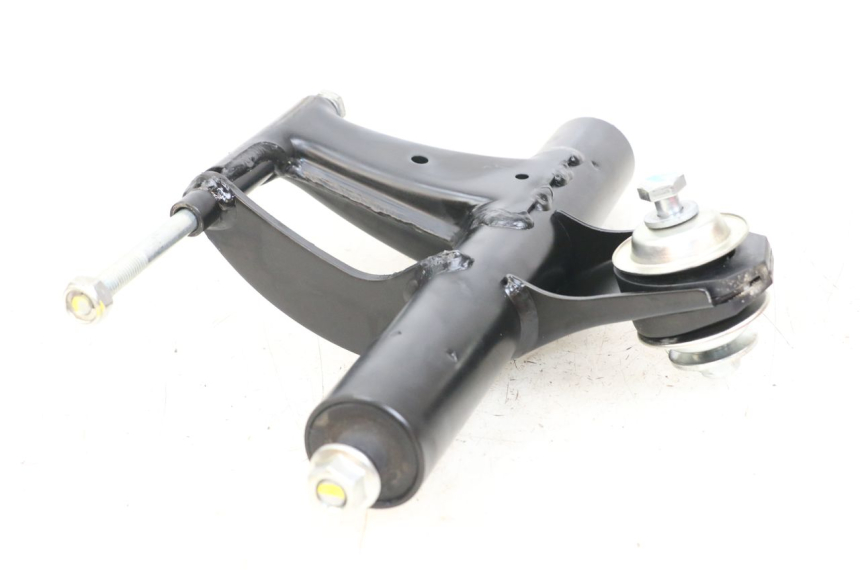 photo de ENGINE MOUNT PIAGGIO VESPA PRIMAVERA 4T 50 (2021 - 2024) - Alternative perspective