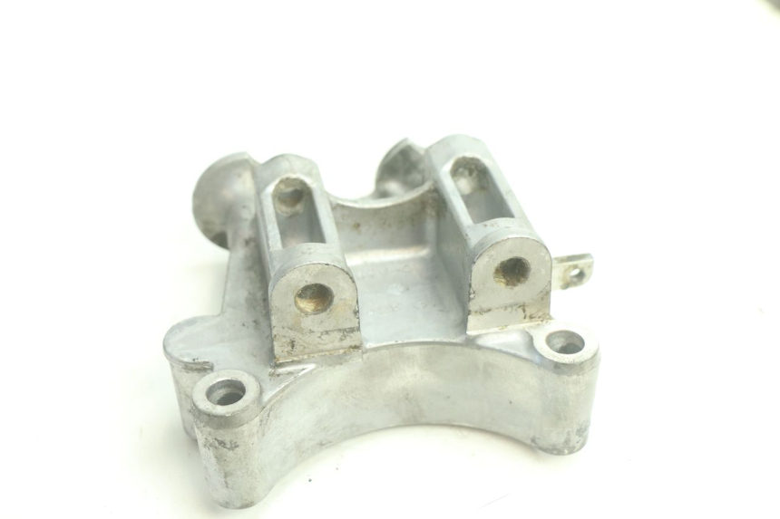photo de ENGINE MOUNT YAMAHA WAVE RUNNER GP R 1200 (2000 - 2003) - Alternative perspective