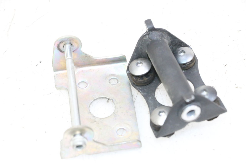 photo de FUEL TANK MOUNT SUZUKI GSR 750 (2011 - 2017) - Zoom on usage condition