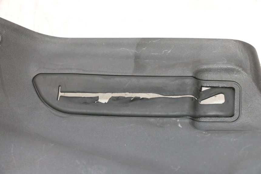 photo de RIGHT INNER LEGSHIELD GILERA GP 800 (2007 - 2013) - Zoom on usage condition