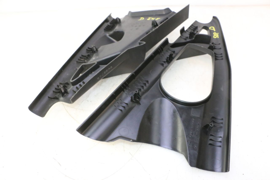 photo de RIGHT INNER LEGSHIELD CAN-AM SPYDER RS 1000 (2008 - 2012) - Component detail