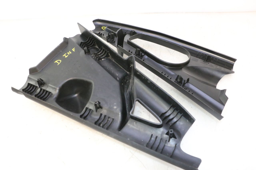 photo de RIGHT INNER LEGSHIELD CAN-AM SPYDER RS 1000 (2008 - 2012) - Zoom on usage condition