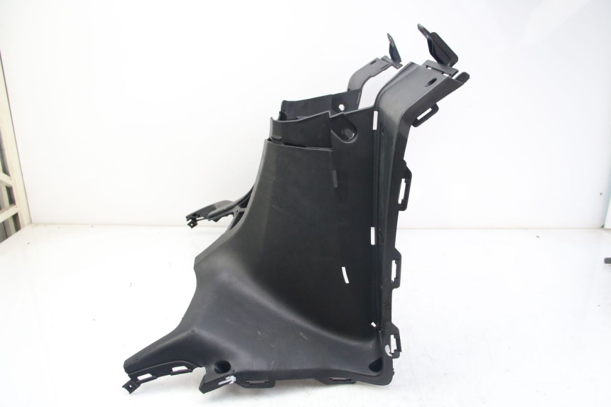 photo de LOWER INNER FAIRING KYMCO DOWNTOWN ABS 125 (2015 - 2017) - High-resolution close-up