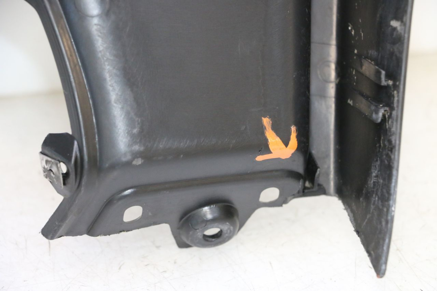 photo de INNER LEGSHIELD PIAGGIO MP3 RL 250 (2006 - 2010) - Fixing points details