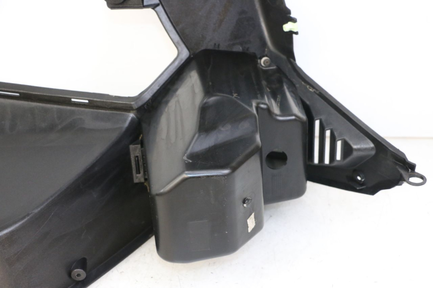 photo de INNER APRON PEUGEOT SATELIS COMPRESSOR K15 125 (2006 - 2009) - Fixing points details