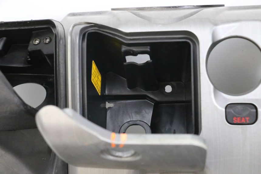 photo de INNER LEGSHIELD DAELIM S3 125 (2010 - 2017) - Detailed visual inspection