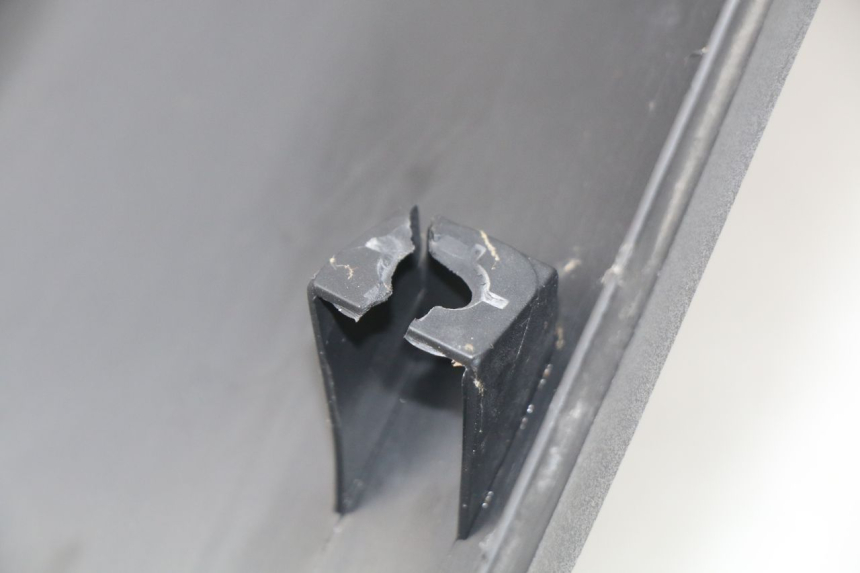 photo de INNER LEGSHIELD DAELIM S4 50 (2010 - 2015) - Fixing points details