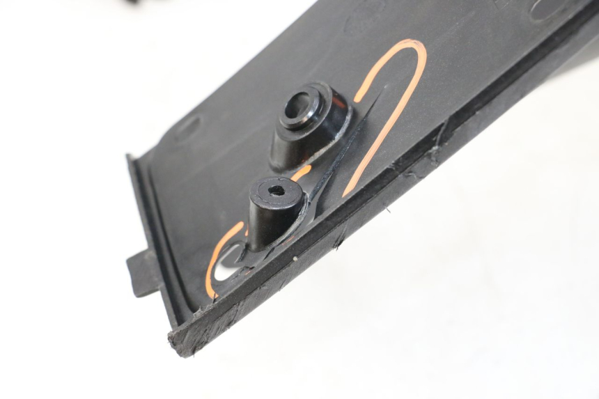 photo de INNER APRON PEUGEOT SATELIS 125 (2010 - 2012) - Surface and material condition