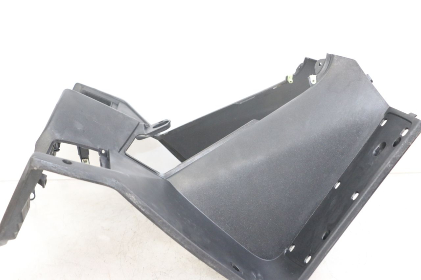 photo de INNER APRON PEUGEOT SATELIS 125 (2006 - 2009) - Fixing points details