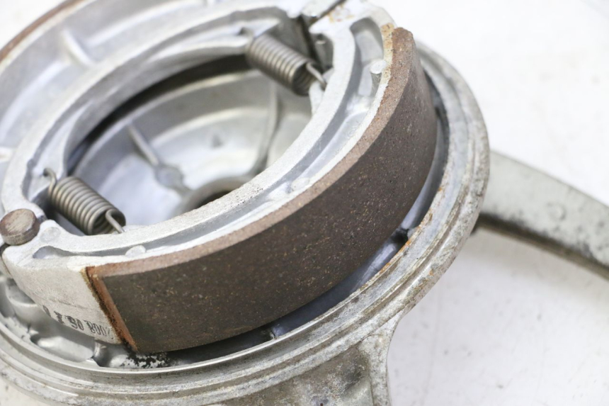 photo de Rear drum HYOSUNG GV AQUILA 125 (2000 - 2009) - Fixing points details