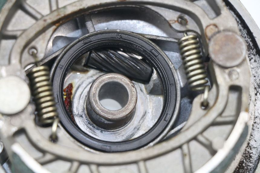 photo de FRONT BRAKE DRUM ZHONGNENG ZN50QT 50 (2005 - 2010) - Alternative perspective