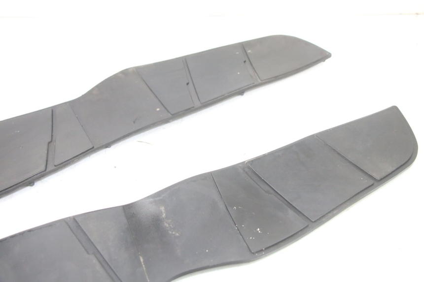 photo de FLOOR PANEL RUBBER SUZUKI BURGMAN 125 (2015 - 2017) - Zoom on usage condition