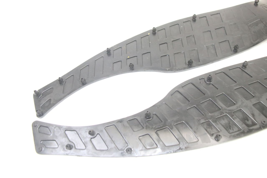 photo de FLOOR PANEL RUBBER SUZUKI BURGMAN 125 (2015 - 2017) - Technical close-up