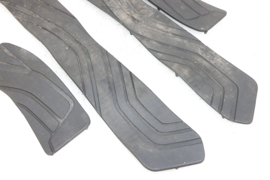 photo de FLOOR PANEL RUBBER SUZUKI BURGMAN 650 (2013 - 2020) - Fixing points details