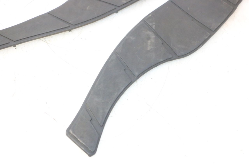 photo de FLOOR PANEL RUBBER SUZUKI BURGMAN 125 (2007 - 2014) - Surface and material condition