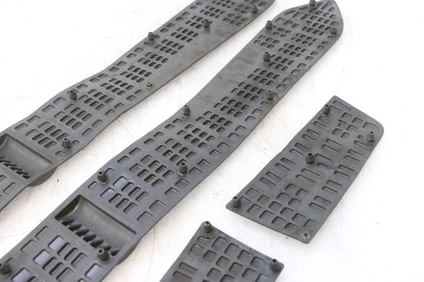 photo de FLOOR PANEL RUBBER SUZUKI BURGMAN EXECUTIVE ABS 650 (2006 - 2012) - Zoom on usage condition
