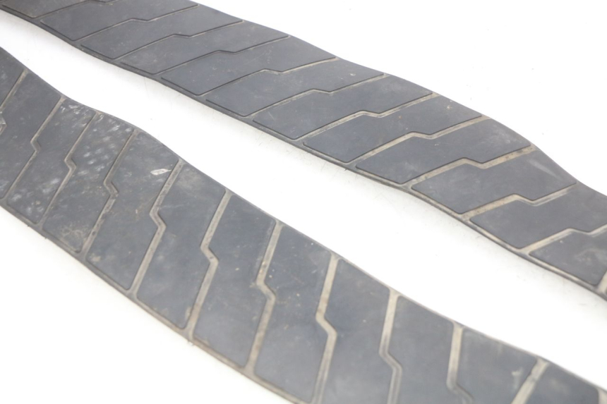 photo de FOOTBOARD MAT HONDA FES PANTHEON 2T 125 (1998 - 2002) - Fixing points details