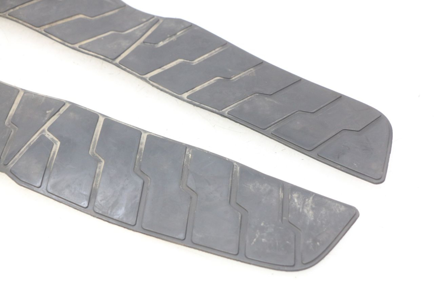 photo de FOOTBOARD MAT HONDA FES PANTHEON 2T 125 (1998 - 2002) - Surface and material condition