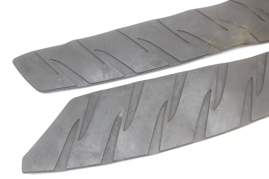 photo de FLOOR PANEL RUBBER HONDA FJS SILVER WING SILVERWING 400 (2005 - 2008) - Zoom on usage condition