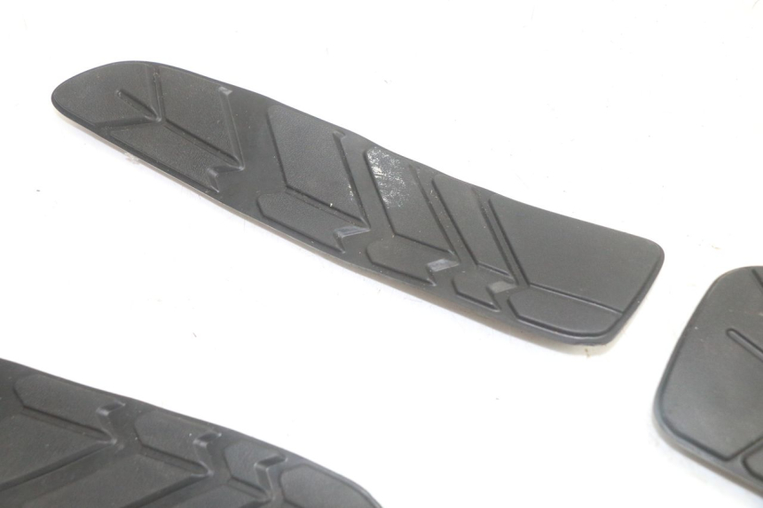photo de FLOOR PANEL RUBBER SYM GTS EVO 125 (2009 - 2013) - Zoom on usage condition