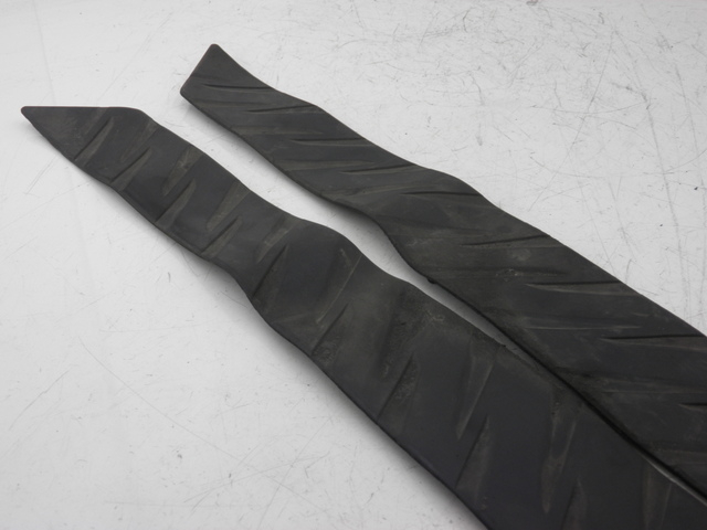 photo de FLOOR PANEL RUBBER HONDA FES PANTHEON 125 (2003 - 2007) - Zoom on usage condition