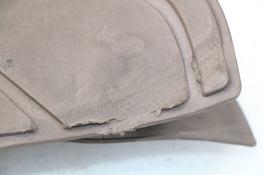 photo de FLOOR PANEL RUBBER SYM MIO 100 (2006 - 2017) - Zoom on usage condition