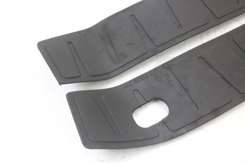 photo de FLOOR PANEL RUBBER PIAGGIO MP3 HPE 350 (2018 - 2020) - Technical close-up