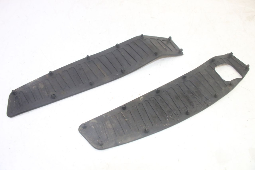 photo de FLOOR PANEL RUBBER PIAGGIO MP3 HPE 350 (2018 - 2020) - Technical close-up