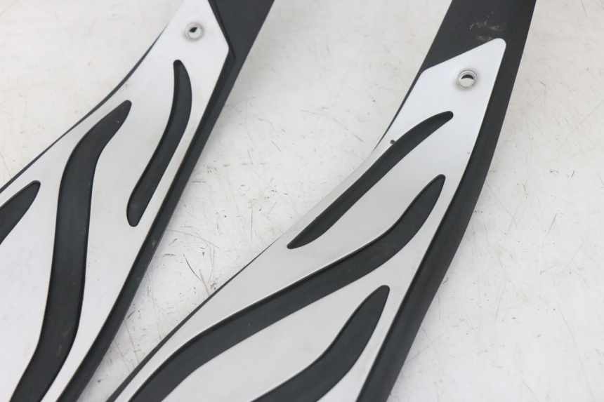 photo de FLOOR PANEL RUBBER PIAGGIO MP3 HPE 300 (2019 - 2026) - Distinctive features