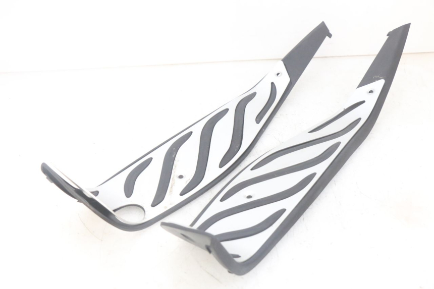 photo de FLOOR PANEL RUBBER PIAGGIO MP3 HPE 300 (2019 - 2026) - Component zoom