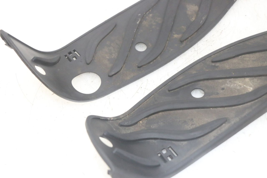 photo de FLOOR PANEL RUBBER PIAGGIO MP3 HPE 300 (2019 - 2026) - Fixing points details