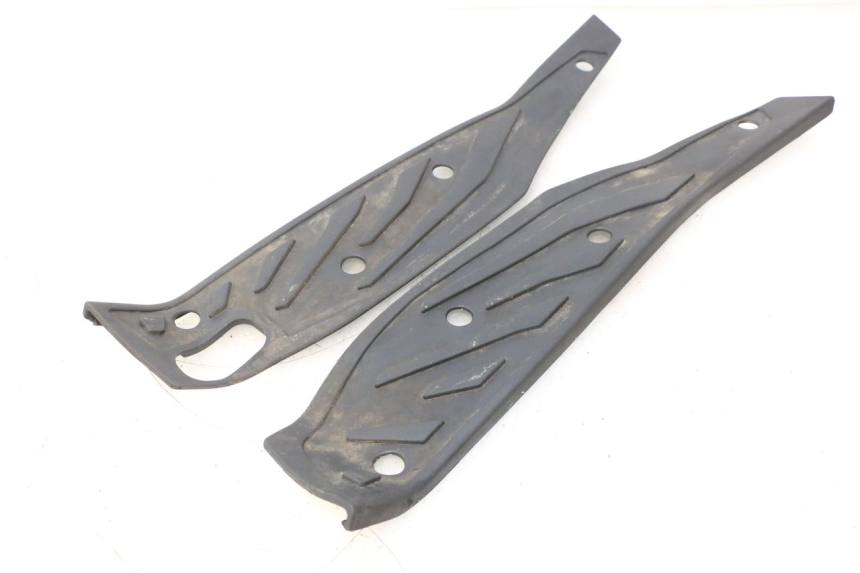 photo de FLOOR PANEL RUBBER PIAGGIO MP3 HPE 530 (2022 - 2026) - Additional view of the item