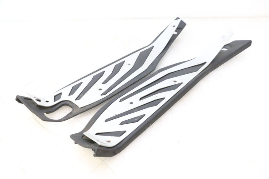 photo de FLOOR PANEL RUBBER PIAGGIO MP3 HPE 530 (2022 - 2026) - Distinctive features