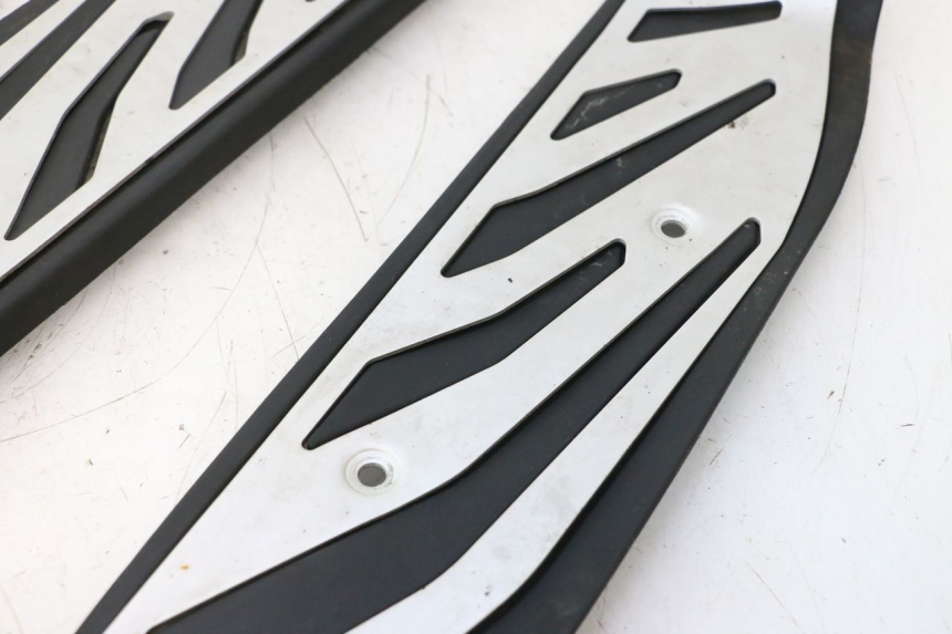 photo de FLOOR PANEL RUBBER PIAGGIO MP3 HPE 530 (2022 - 2026) - Supplementary product photo