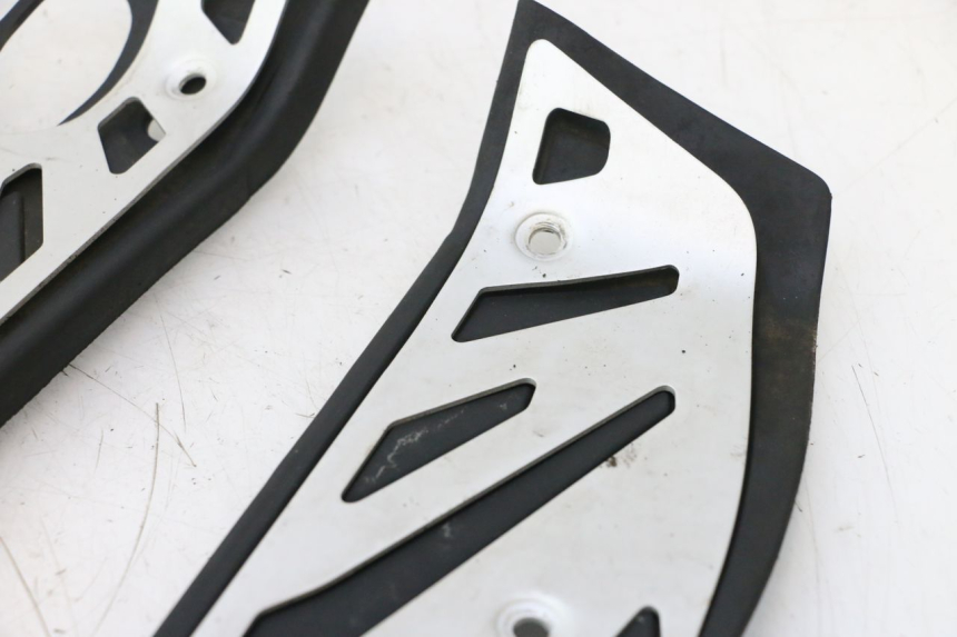 photo de FLOOR PANEL RUBBER PIAGGIO MP3 HPE 530 (2022 - 2026) - Detailed visual inspection