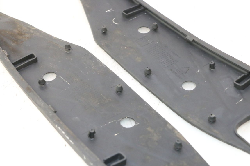 photo de FLOOR PANEL RUBBER PIAGGIO MP3 HPE 530 (2022 - 2026) - Zoom on usage condition