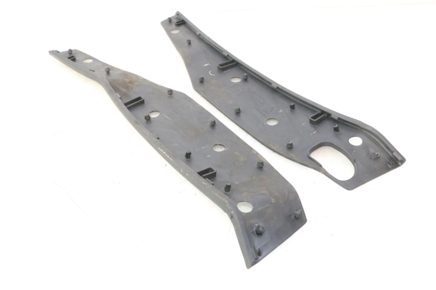photo de FLOOR PANEL RUBBER PIAGGIO MP3 HPE 530 (2022 - 2026) - Technical close-up