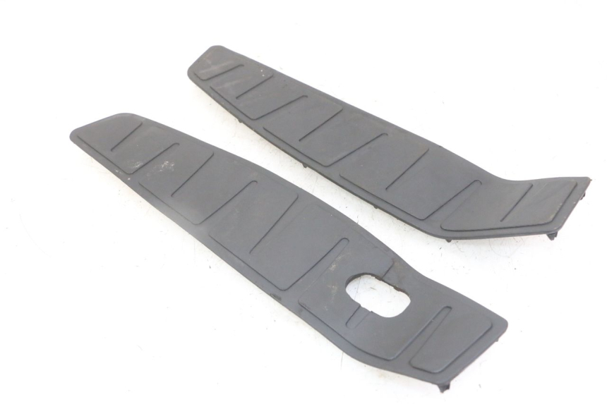 photo de FLOOR PANEL RUBBER PIAGGIO MP3 LT 300 (2010 - 2016) - Zoom on usage condition