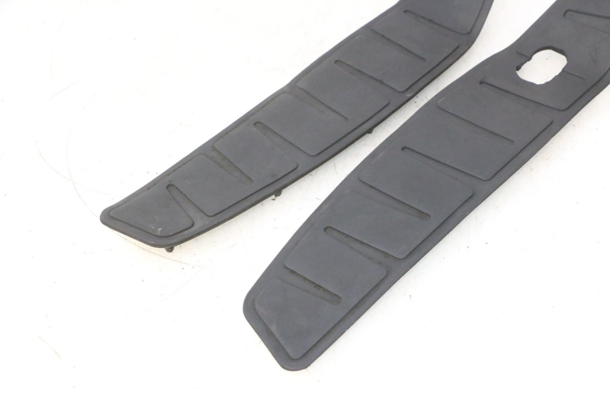 photo de FLOOR PANEL RUBBER PIAGGIO MP3 500 (2016 - 2018) - Zoom on usage condition