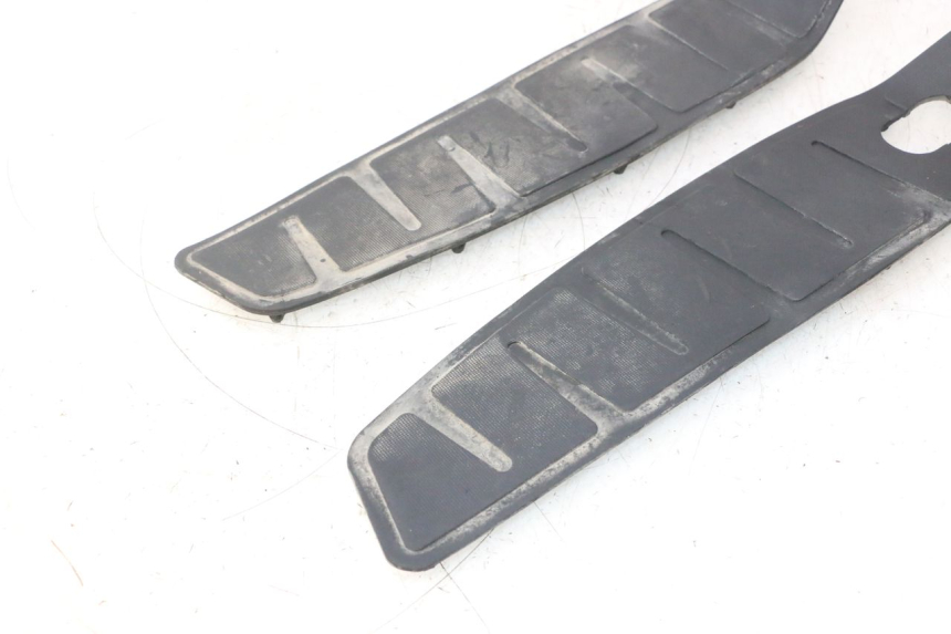 photo de FLOOR PANEL RUBBER PIAGGIO MP3 500 (2016 - 2018) - Zoom on usage condition