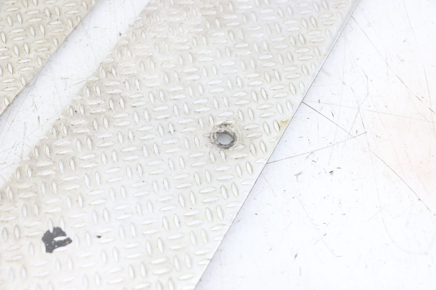 photo de FLOOR PANEL RUBBER PIAGGIO NRG POWER PUREJET 50 (2018 - 2021) - Technical close-up