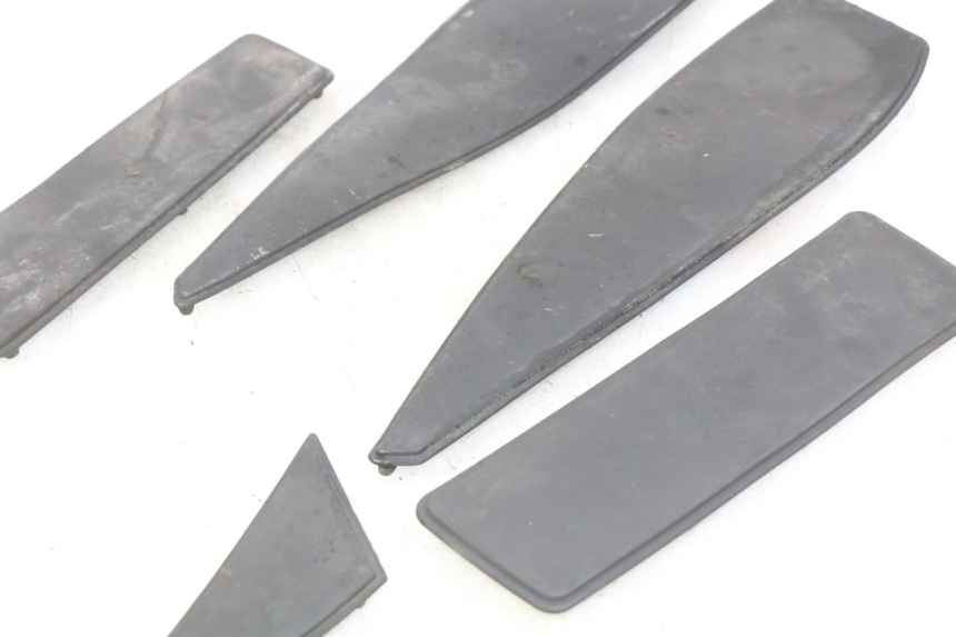 photo de FOOTBOARD MAT PEUGEOT SATELIS 125 (2006 - 2009) - Fixing points details