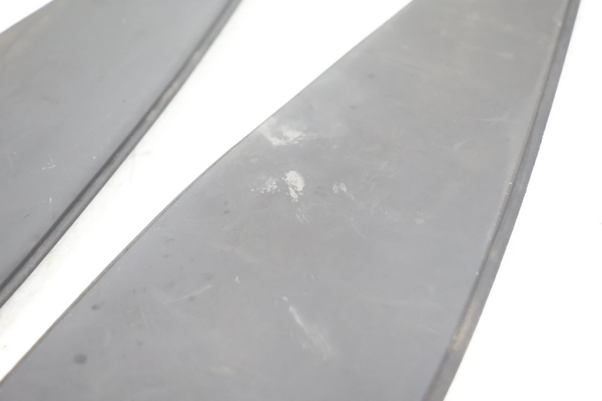 photo de FOOTBOARD MAT PEUGEOT SATELIS 125 (2006 - 2009) - Fixing points details