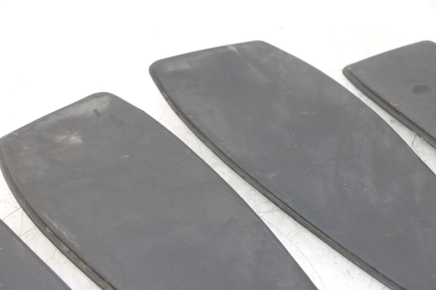 photo de FOOTBOARD MAT PEUGEOT SATELIS 125 (2006 - 2009) - Zoom on usage condition