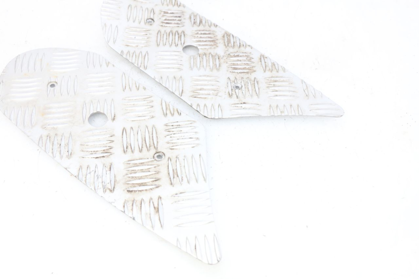 photo de FOOTBOARD MAT PEUGEOT STREETZONE 4T 50 (2018 - 2023) - Zoom on usage condition