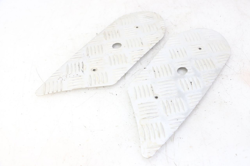 photo de FLOOR PANEL RUBBER PEUGEOT STREETZONE I NAKED 2T 50 (2018 - 2020) - Zoom on usage condition