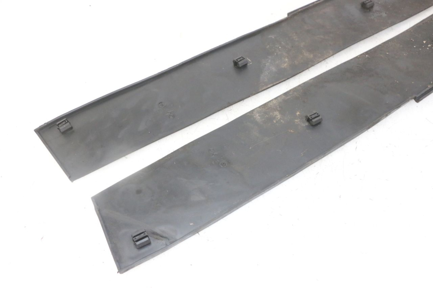 photo de FLOOR PANEL RUBBER PIAGGIO SUPER LX 125 (2000 - 2003) - Technical close-up