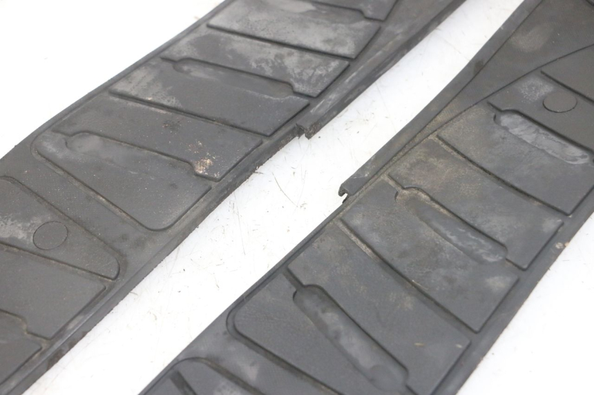 photo de FLOOR PANEL RUBBER PIAGGIO SUPER LX 125 (2000 - 2003) - Fixing points details