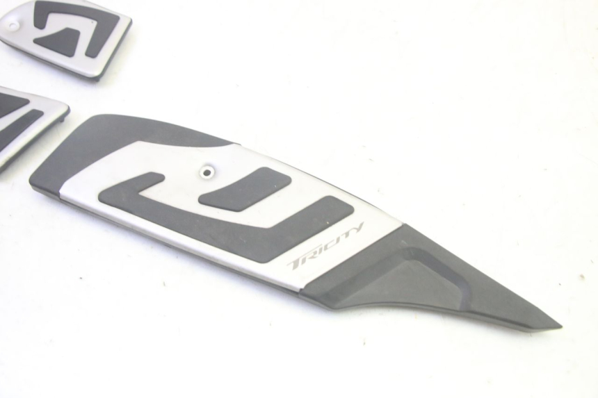 photo de FLOOR PANEL RUBBER YAMAHA TRICITY 300 (2020 - 2024) - Zoom on usage condition