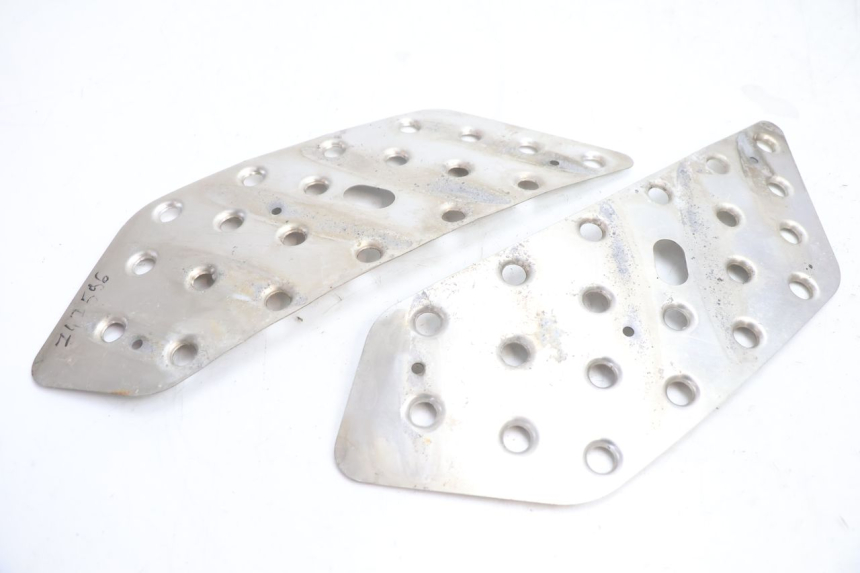 photo de FLOOR PANEL RUBBER PEUGEOT VIVACITY 50 (2004 - 2009) - Fixing points details